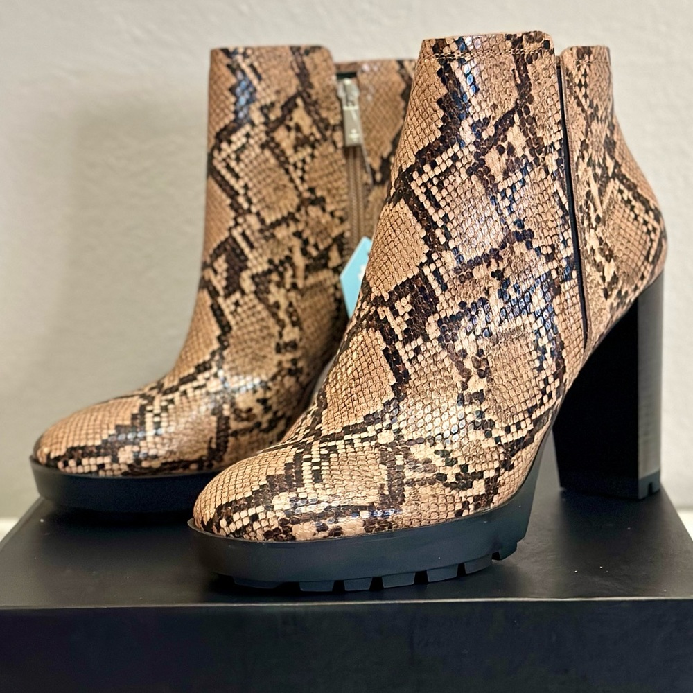 Kenneth Cole Justin Lug Chelsea Ankle Boot